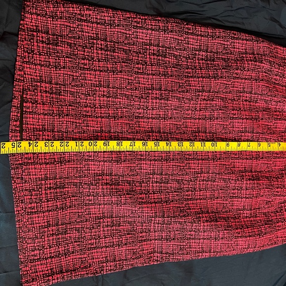 Fab pink & black pencil skirt w/ black waistband and zippered back. So classic! - Picture 4 of 6